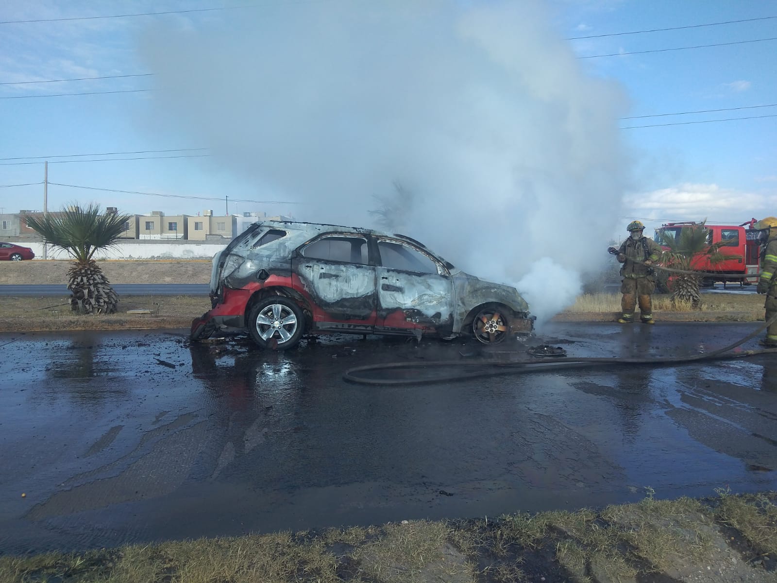 Se incendian dos vehículos de manera simultánea por falla mecánica en