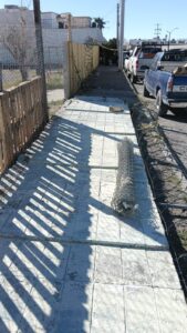 Colapsa barda en primaria tras fuertes vientos; reconstruirán 120 metros completos