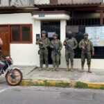 Reportan militares ecuatorianos afuera de la Embajada de Cuba en Quito