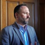 De la Peña se deslinda de pintas y rechaza señalamientos por supuesto “#EsSantiago”