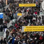 Trump ordena despliegue de agentes de ICE en aeropuertos en medio de bloqueo presupuestal