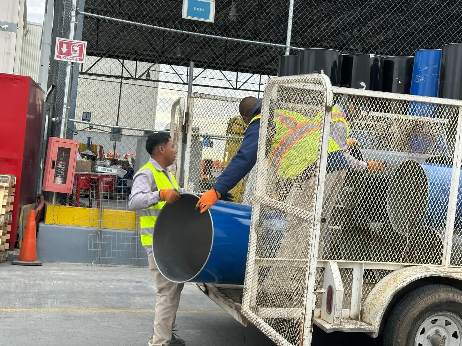 Recibe Parques y Jardines tambos para reforzar limpieza en Pascua