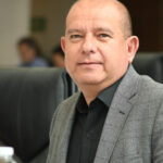 Estrada niega hacer campaña anticipada y defiende bardas con su nombre en Juárez