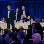 Disparan afuera del salón donde cenaba Trump en Washington; detienen al atacante