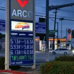 Trump arremete contra aliados por guerra con Irán y les exige comprar petróleo estadunidense