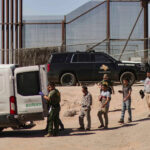 Corte de EU frena política de Trump para detener migrantes sin fianza