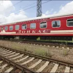 Pasajero ebrio empuja a una inspectora de un tren; sufre grave lesión