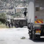 Fuerzas israelíes confiscan equipo agrícola y vehículos en Cisjordania