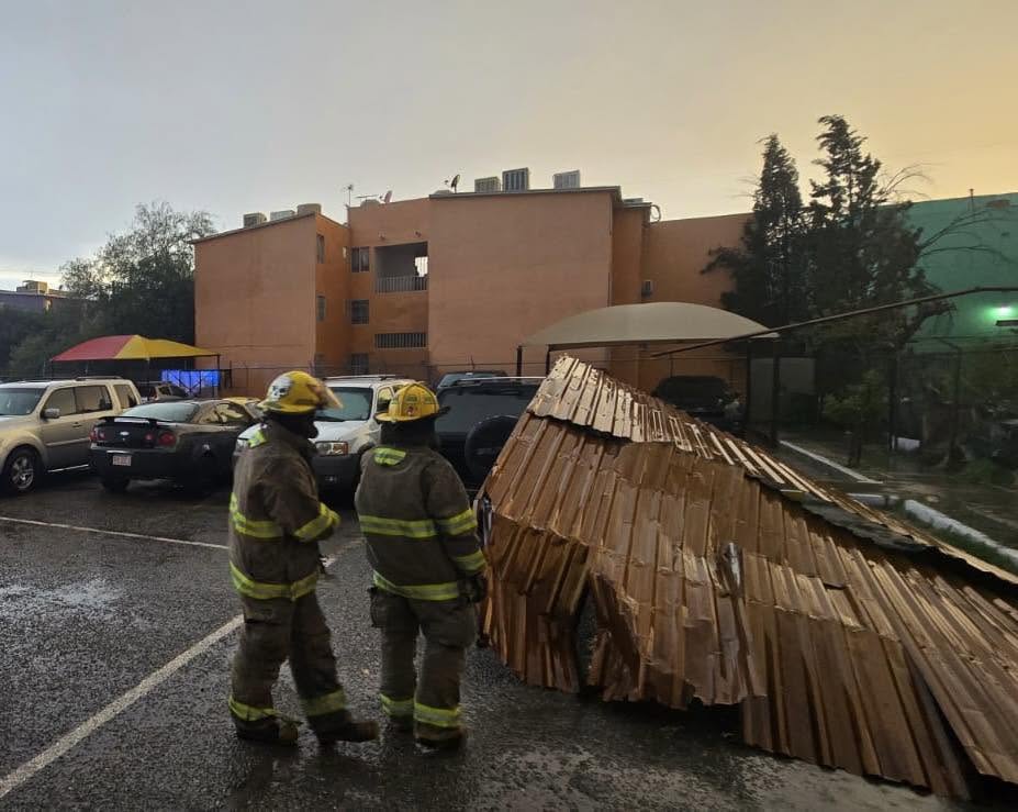 Retiran láminas desprendidas por fuertes vientos en Fovissste Chamizal