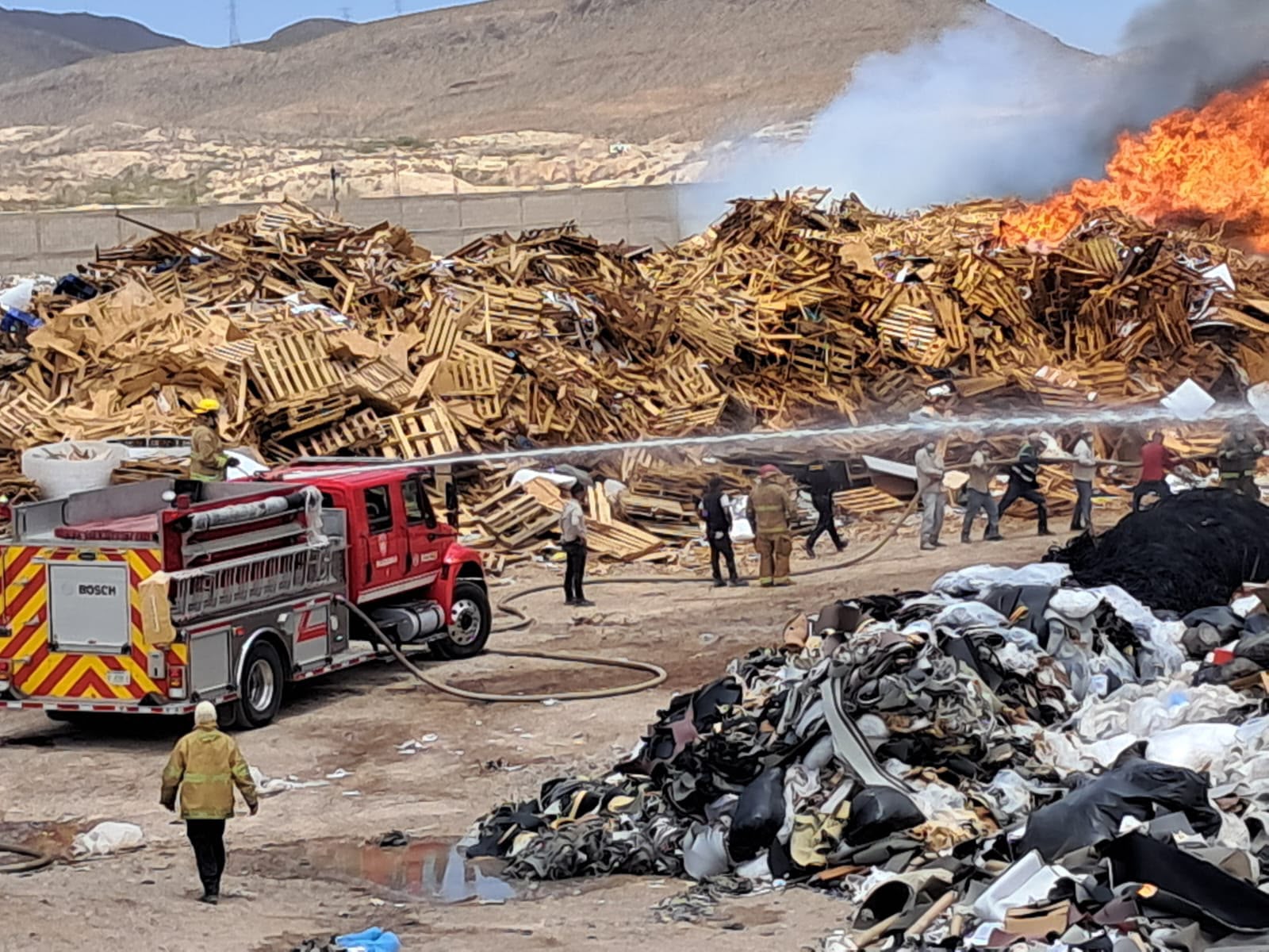 Incendio en recicladora mantiene calidad del aire en niveles peligrosos en zonas de Juárez
