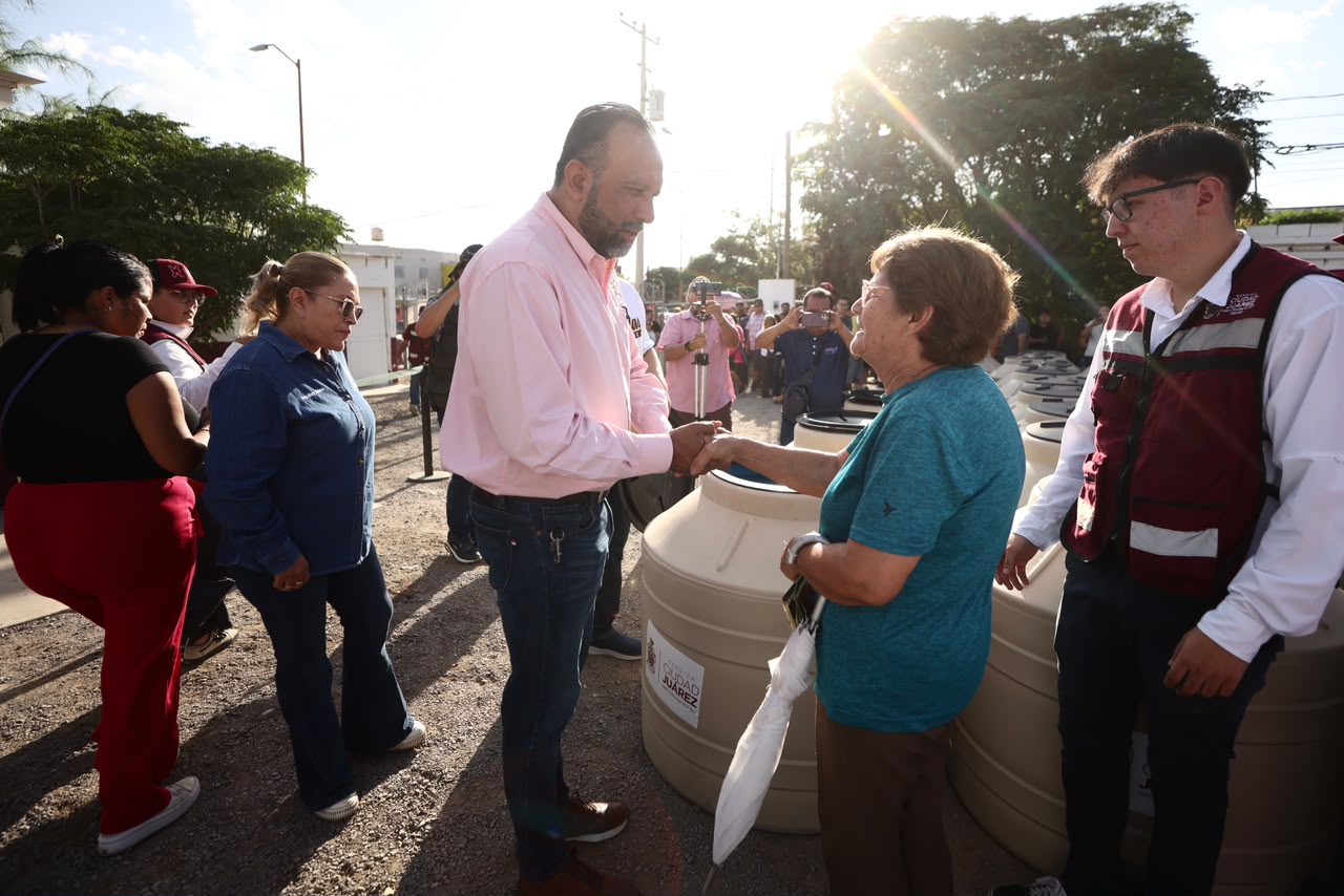 Entrega el Alcalde más de 200 tinacos a familias que no tienen agua potable