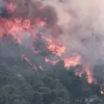 Incendios forestales en Francia obligan evacuar a 20 mil personas de pueblos turísticos
