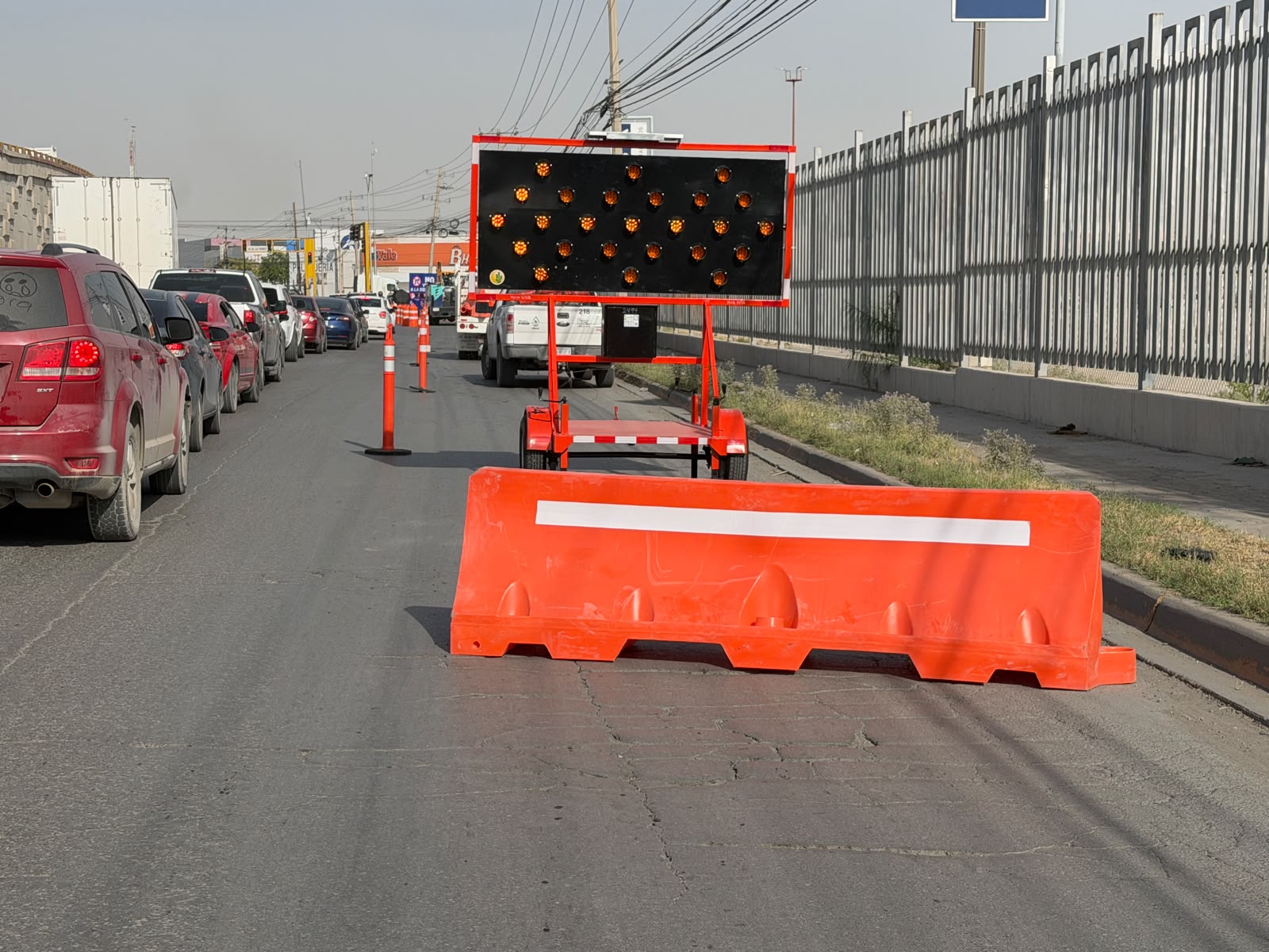 Pide Seguridad Vial transitar con precaución por instalación de tubería de la JMAS