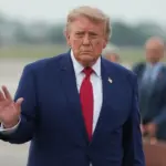 Demandan a Trump para impedir que gane dinero por servicio de pago de acceso anticipado a sus publicaciones