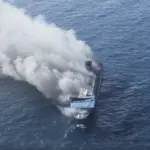 Incendio en un ferry en Indonesia deja al menos 5 muertos; inician búsqueda de desaparecidos en la isla Java