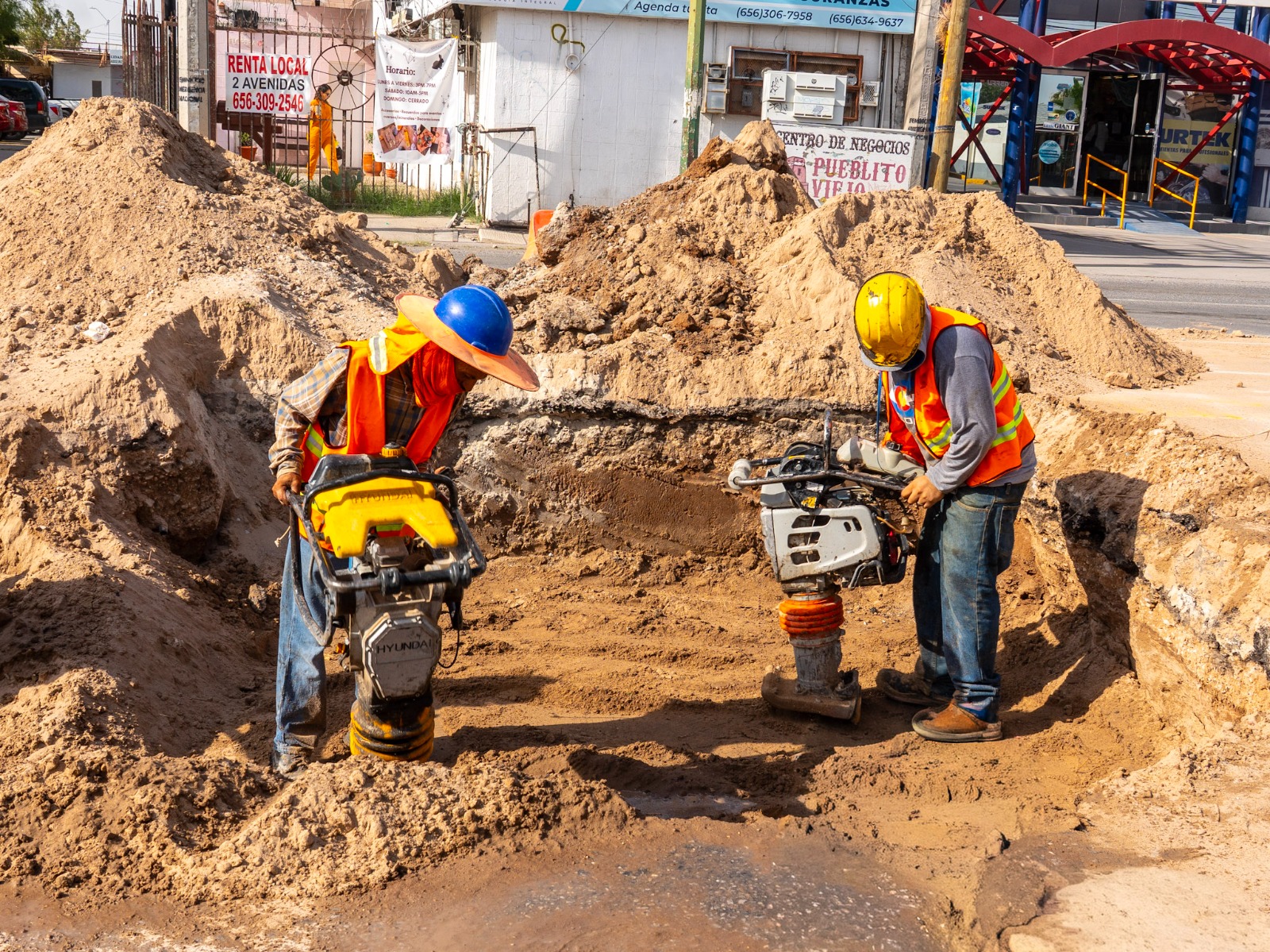 Bachea JMAS avenida De la Raza tras reparar hundimiento en colector.