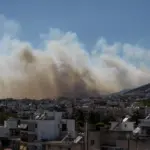 Encarcelan a alcalde y a un empresario eólico de Grecia acusados de provocar incendio que arrasó zonas de Atenas