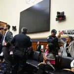 Joven cubanoamericana irrumpe en audiencia de Bessent y denuncia bloqueo contra Cuba