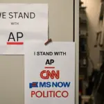 Juez federal ordena a gobierno de Trump restablecer acceso a Casa Blanca a CNN, MS NOW y Politico