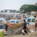 Migrantes reconstruyen viviendas precarias en Ceuta tras incendios