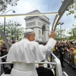Papa León reúne a 800 mil personas en una multitudinaria misa en los Campos Elíseos de París