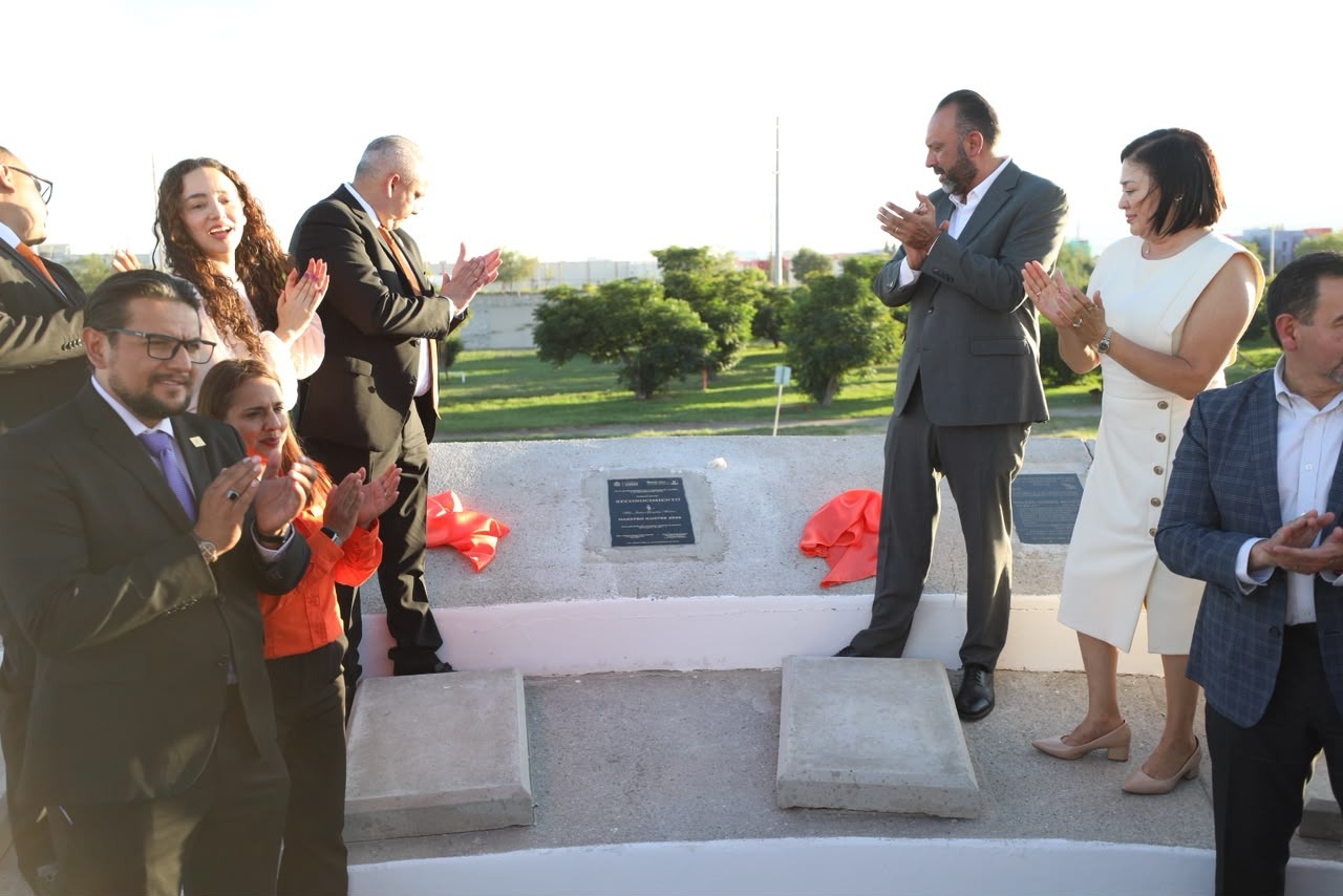 Develan placa en honor a Javier González Mocken