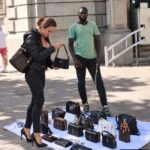 Tras saqueos en Francia, venden presunta mercancía robada a precios de remate: artículos de lujo por unos cuantos euros