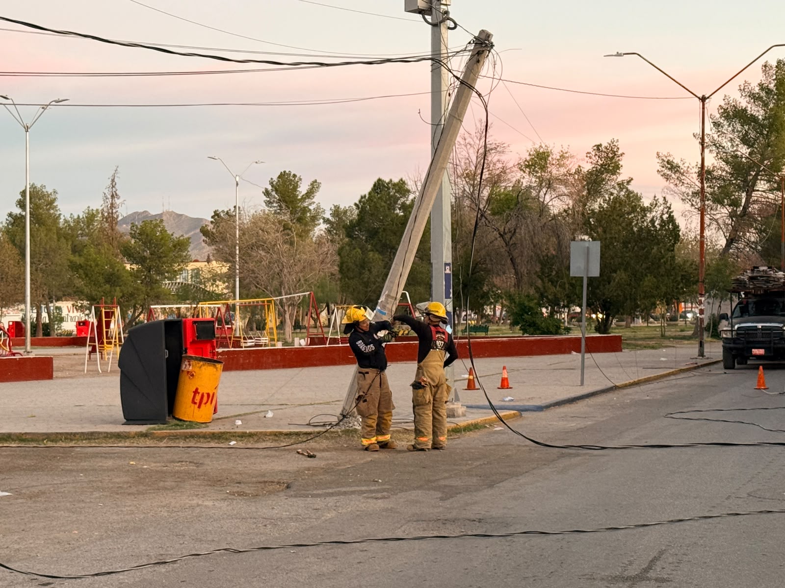 Tráiler derriba cables y dos postes de la CFE en la colonia Partido Romero; deja al sector sin energía eléctrica.