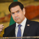 Marco Rubio se Distraeen plena rueda de prensa: “¿Es un Robot?”