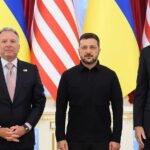 Zelenski se reúne con enviado de Trump en Oslo antes de conversaciones con Putin en Moscú